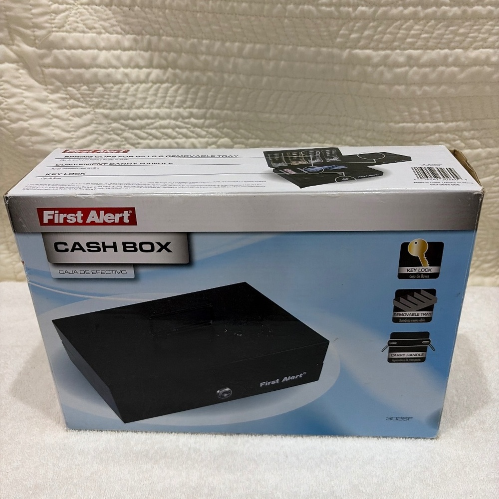 Metal cash box. Removable tray. NIB